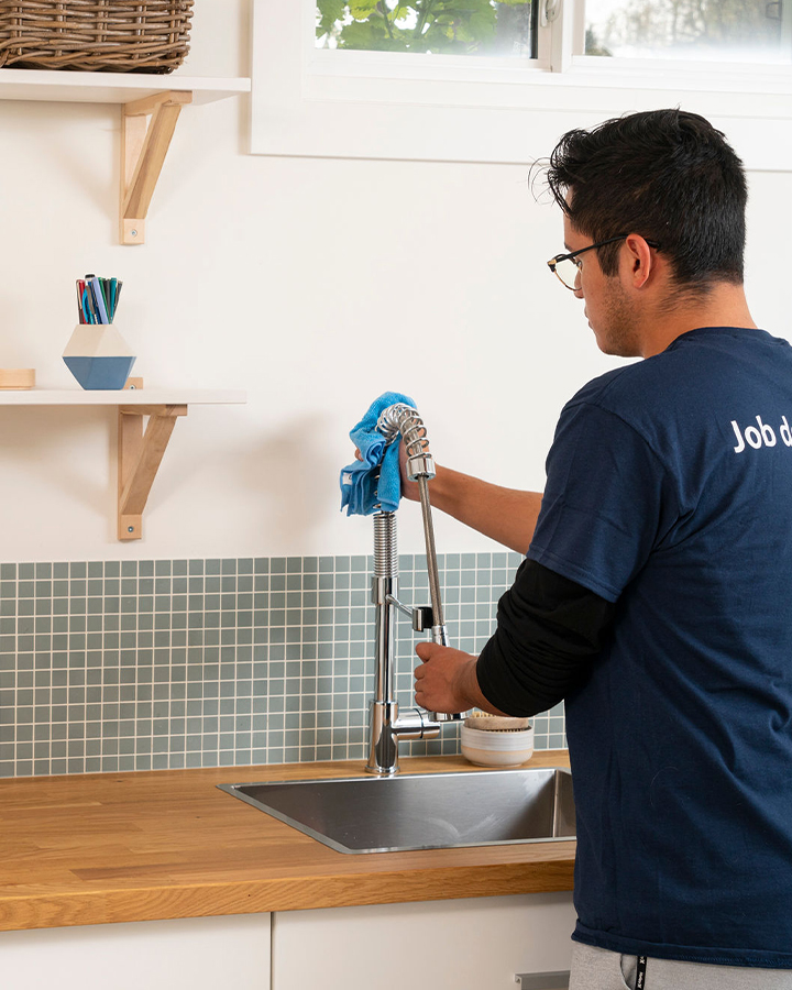 Cleaning a kitchen sink